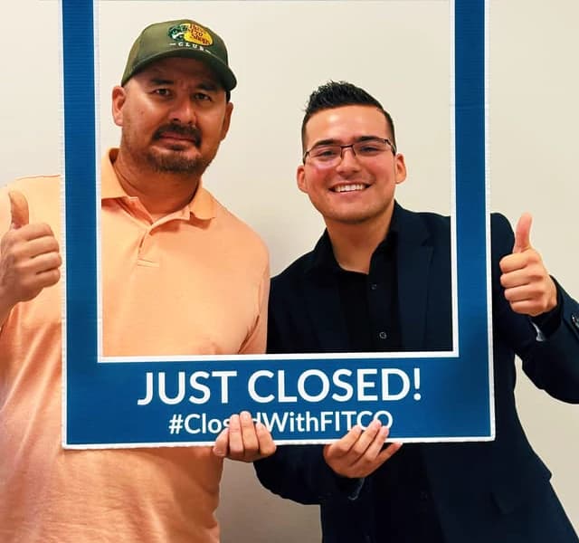 Juan Rodarte y Joseph Loya el día del cierre, con un letrero de “Just closed!”